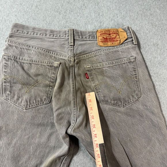 VTG Levis Jeans Mens 33x30 Gray 501 Straight Button Fly American Medium Denim - Picture 15 of 16